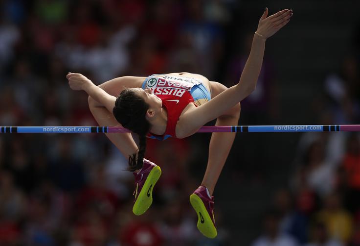Ruska skakalka v višino Marija Kučina je aktualna svetovna prvakinja. V Pekingu je preskočila 201 centimeter. Je tudi aktualna evropska dvoranska prvakinja, letos pa na dvoranskem svetovnem prvenstvu ni smela braniti zlata iz Sopota. Kučina bi bila najbrž glavna favoritinja za zmago. | Foto: 