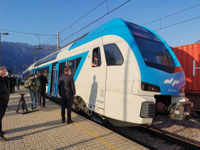 Prvi prihod rednega potniškega vlaka z dvonadstropno garnituro na postajo Litija. | Foto: Srdjan Cvjetović