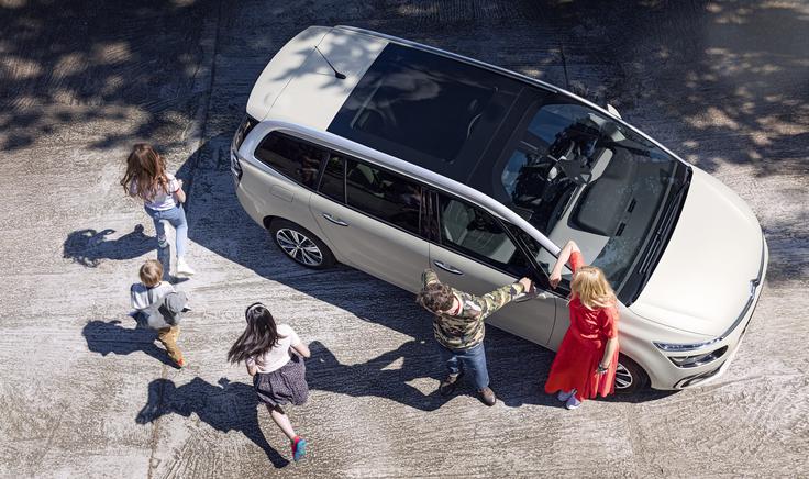 C4 picasso bo lahko imel dvobarvno streho – ob izbrani karoserijski barvi še črne vložke. | Foto: Citroën