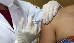 Cepivo proti covid-19 kljub prekinitvi testiranja na voljo do konca leta