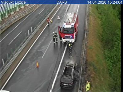 Zagorelo vozilo na vipavski hitri cesti. Zaprta je v obe smeri.