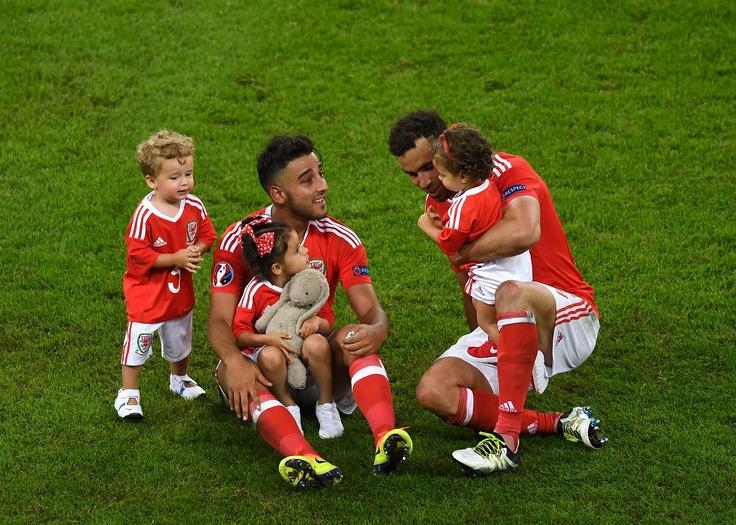 "To je evropsko prvenstvo, ne družinska zabava … Štadion ni najbolj varen prostor za tako majhne otroke," so pri Uefi opozorili Valižane (na fotografiji sta Neil Taylor in Hal Robson-Kanu s svojimi otroki po četrtfinalnem obračunu z Belgijo). | Foto: Guliverimage/Getty Images