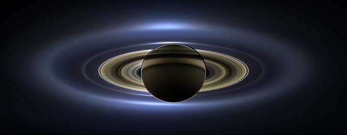Cassini je na misiji že skoraj dvajset let, skupaj s sondo Huygens sta Zemljo zapustila oktobra 1997. Cassini je konec leta 2016 vstopil v zadnjo fazo raziskovanja Saturna (na fotografiji), začel je namreč polete skozi Saturnove obroče. | Foto: NASA