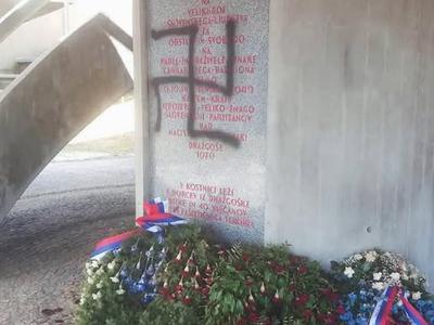 Oskrunili spomenik v Dražgošah, ministrica Asta Vrečko zgrožena #foto