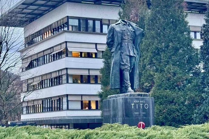 Poškodovani spomenik Tita na Titovem trgu v Velenju | Foto STA