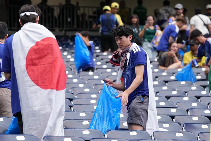 japonski navijač | Japonski navijači so znani po tem, da po tekmi temeljito počistijo tribune. | Foto Guliverimage