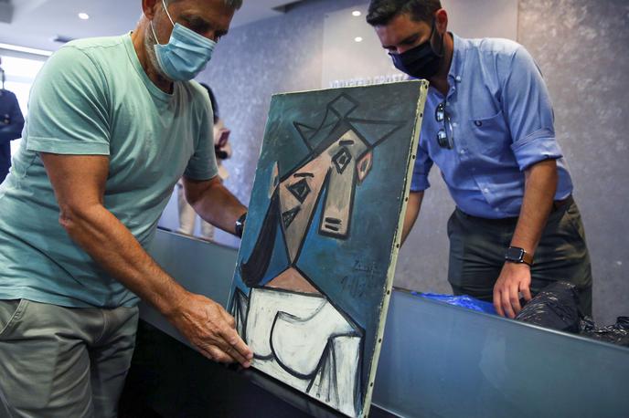''ženska glava'' Picasso | Španski slikar je kubistično sliko podaril Grčiji v zahvalo za upor nacistični Nemčiji. Na zadnji strani je napis v francoskem jeziku: "Za grško ljudstvo, poklon Picassa." | Foto Reuters