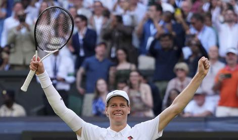 Jannik Sinner je prvič osvojil Wimbledon, ko je premagal Carlosa Alcaraza