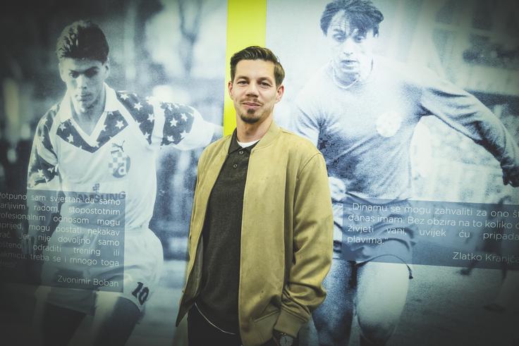 Navdušen je nad tem, kako podrobno hrvaški športni mediji spremljajo dogajanje v nogometnem svetu. ''Dinamo je zelo pomemben. Vsak dan. Sploh pa reprezentanca. Koliko se je govorilo o njej že pol leta pred svetovnim prvenstvo. To so stvari, ki se ne morejo primerjati s Slovenijo. Na nogometnem področju bi se lahko od Hrvatov marsikaj naučili.'' Ponosen je, da zastopa barve kluba, pri katerem je v preteklosti blestelo toliko znamenitih igralcev. Tako kot denimo na sliki Zvonimir Boban in pokojni Zlatko Kranjčar. | Foto: Ana Kovač