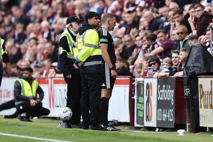 Tako je sodnik Chris Graham na stadionu Tynecastle Park v Edinburgu preverjal posnetek VAR, ali si Žan Bešir na dvoboju Hearts – Dundee zasluži rdeči karton. Na koncu se je odločil, da mora Primorec zaradi preostrega prekrška predčasno z igrišča. To je bila njegova prva izključitev v tujini, zaradi katere mora počivati na dveh tekmah. | Foto: Guliverimage