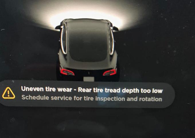 Primer opozorila o nezadostnem profilu iz Teslinega avtomobila v Kanadi | Foto: DriveTeslaCanada
