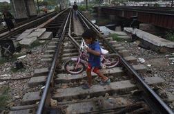 V iztirjenju vlaka v Indiji najmanj deset mrtvih