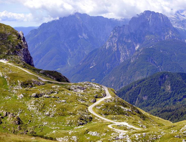 Med vožnjo po cesti se poleti odpirajo spektakularni pogledi. | Foto: 