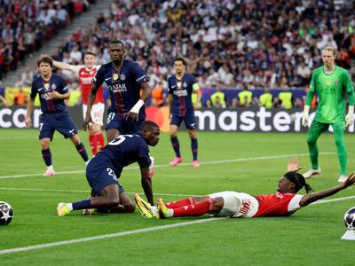 Arsenal v podaljšku ni dobil 11-metrovke, Arteta izgubil živce #vŽivo