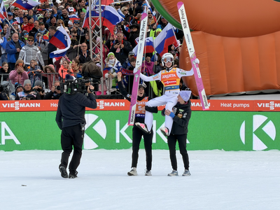 Izjemna Nika Prevc na zgodovinski tekmi v Planici še enkrat več navdušila