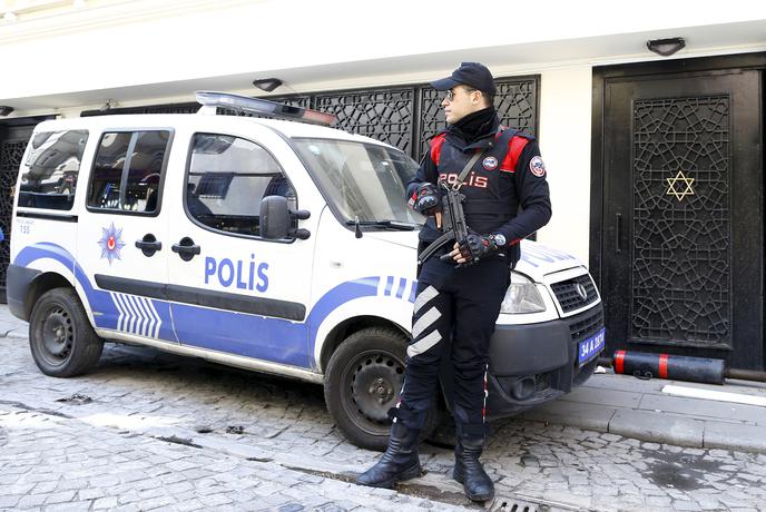 V močni eksploziji na jugovzhodu Turčije umrlo najmanj sedem policistov