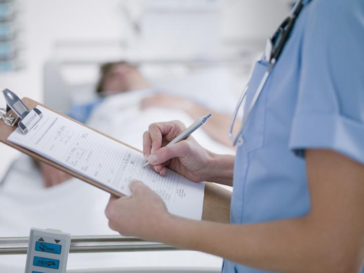 V samo šestnajstih dneh, odkar je nova razmejitev dela srednjih in diplomiranih medicinskih sester v zdravstvenih zavodih dokončno začela veljati, medicinske sestre v šempetrski bolnišnici že odhajajo na bolniški dopust.  | Foto: Getty Images