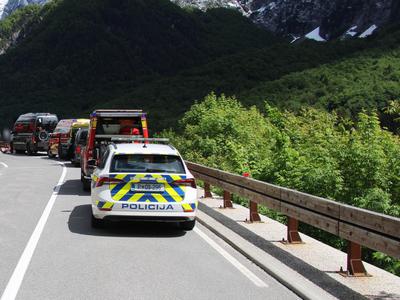 V prometni nesreči blizu Loga pod Mangartom huje poškodovan 22-letni nemški motorist