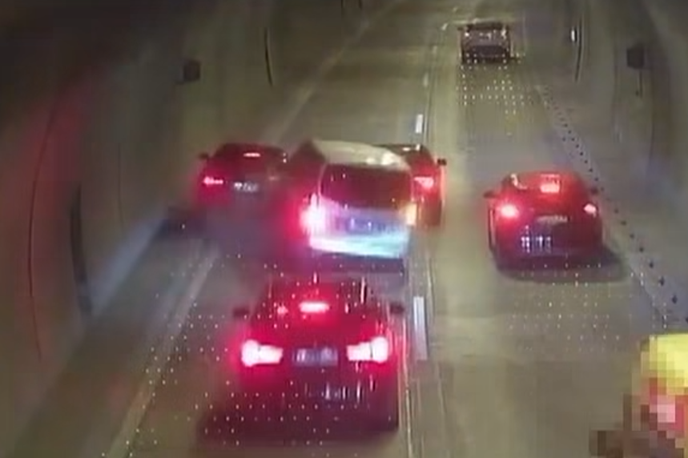 nesreča pirc musar | Nesreča, v katero je bilo vpleteno službeno vozilo – kombi znamke Mercedes-Benz – predsednice države Nataše Pirc Musar, se je zgodila v petek, 31. julija.  | Foto Posnetek zaslona