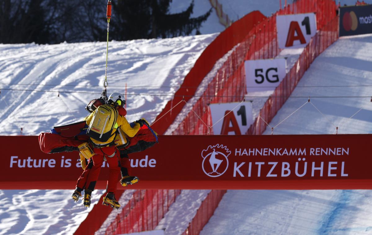 Urs Kryenbühl | Švicarja so po padcu s helikopterjem prepeljali v bolnišnico. | Foto Reuters