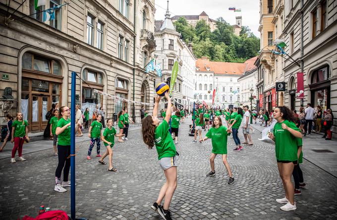 V središču Ljubljane so postavili 99 mini odbojkarskih igrišč. | Foto: Odbojkarska zveza Slovenije