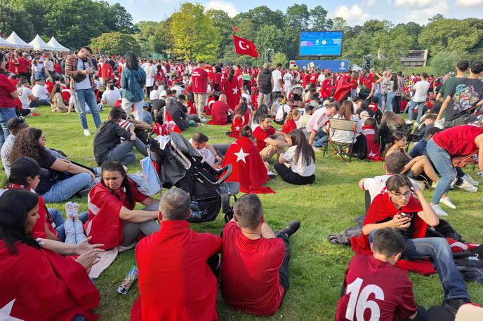 Westfalenpark Turčija Portugalska | V Westfalenparku se je v soboto med srečanjem med Portugalsko in Turčijo zbralo več kot 20 tisoč ljubiteljev nogometa. | Foto R. P.