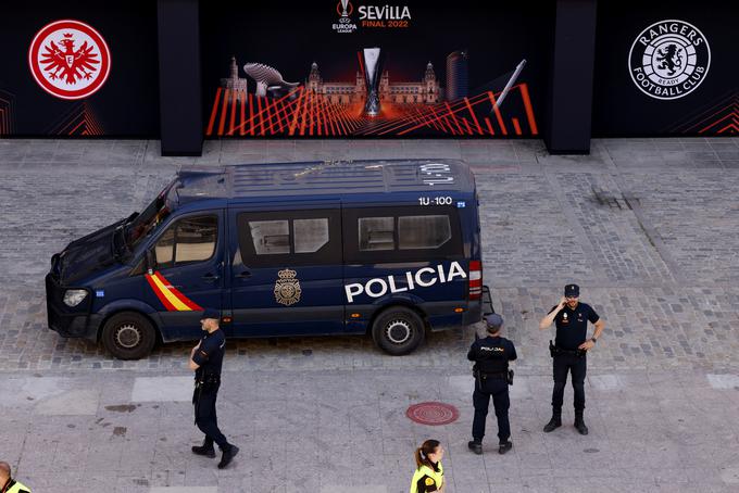 Za red na seviljskih ulicah v teh dneh skrbi pet tisoč policistov. | Foto: Reuters