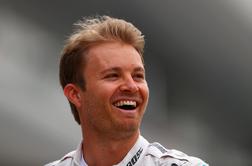 Hamilton sprožil hudournik na Rosbergov mlin