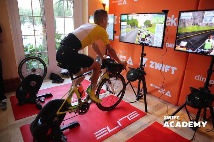 Del preizkusov v okviru Zwift akademije je potekal v virtualnem svetu na trenažerjih, del pa na cesti. | Foto: Zwift