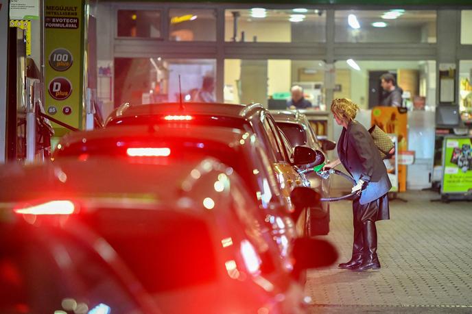 Bencinski servis Mol na Madžarskem | Cene pogonskih goriv na bencinskih servisih ob avtocestah in hitrih cestah medtem trgovci določajo sami. | Foto Reuters