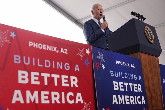 Demokrat Joe Biden je nadaljeval protekcionistični trumpizem brez Trumpa. A za njegovo priljubljenost so bili usodni zapozneli učinki pandemijskega šoka, v prvi vrsti seveda inflacija, ki je najbolj udarila poleti 2022. Njegova priljubljenost je zelo upadla, vse bolj se je kazalo tudi njegovo pešanje telesnih in duševnih sposobnosti zaradi visoke starosti. | Foto: Guliverimage