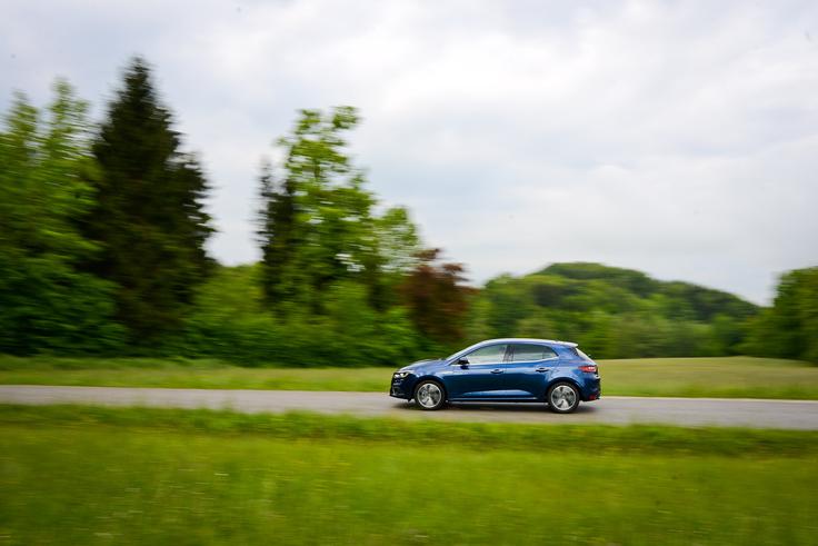 Megane se med ovinki znajde odlično. Štirikolesno krmiljenje 4control je namenjeno le za zdaj najvišji stopnji opreme GT. | Foto: Ciril Komotar