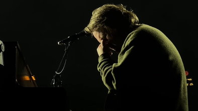 Posnetek, poln čustev: Lewis Capaldi se je razjokal na odru