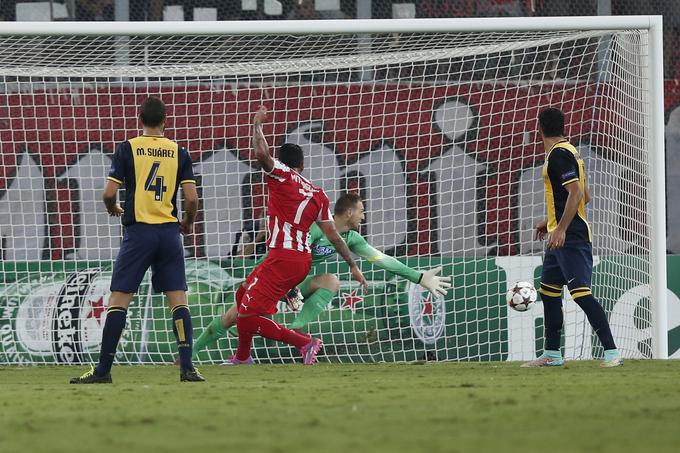 Ob debiju med vratnicama Atletica je v Pireju pri porazu proti Olympiakosu prejel tri gole. | Foto: Reuters