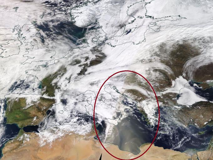Na satelitski sliki, narejeni 28. februarja 2024, se jasno vidi sled puščavskega prahu, ki prihaja proti našim krajem. | Foto: NASA