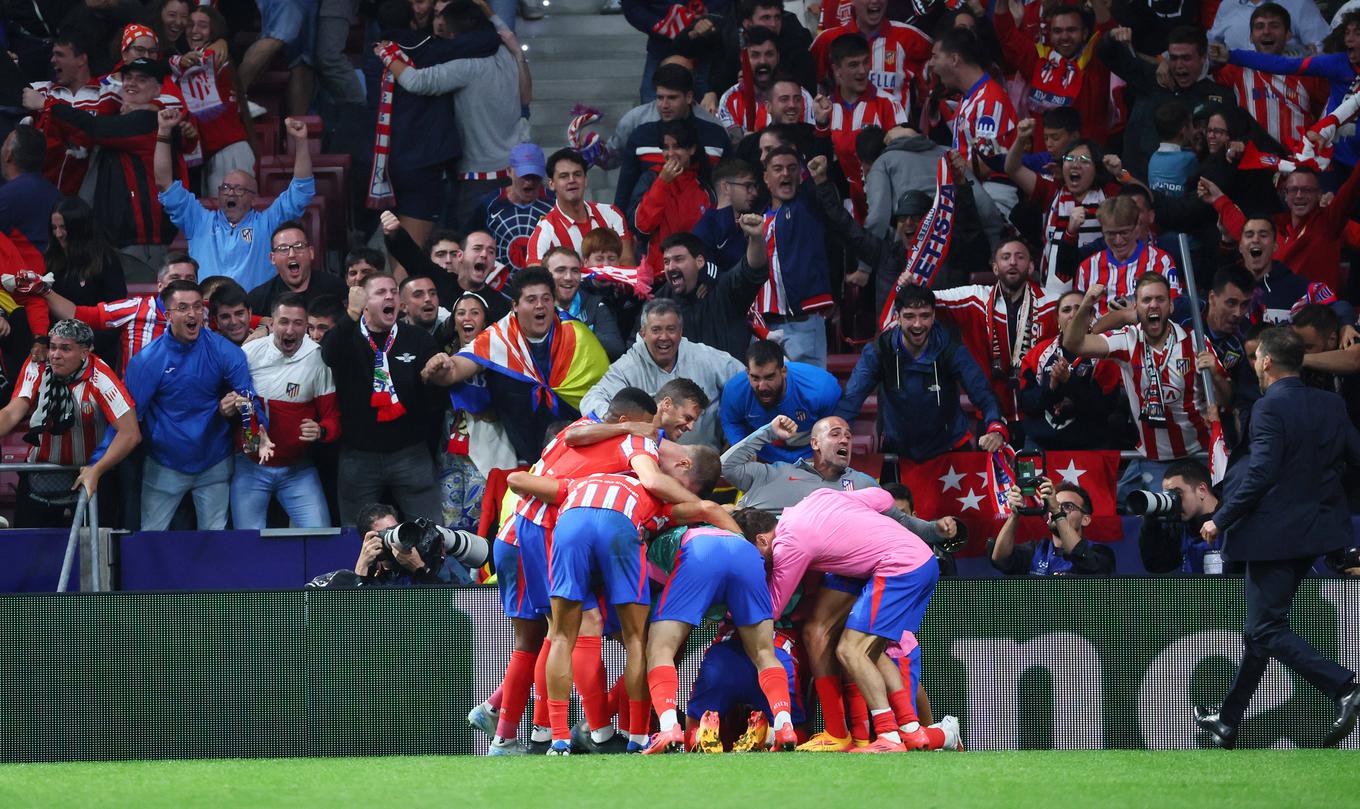 A alegria dos jogadores de futebol e torcedores do Atlético após o gol da vitória de Gimenez. | Foto de : Gulliverimage