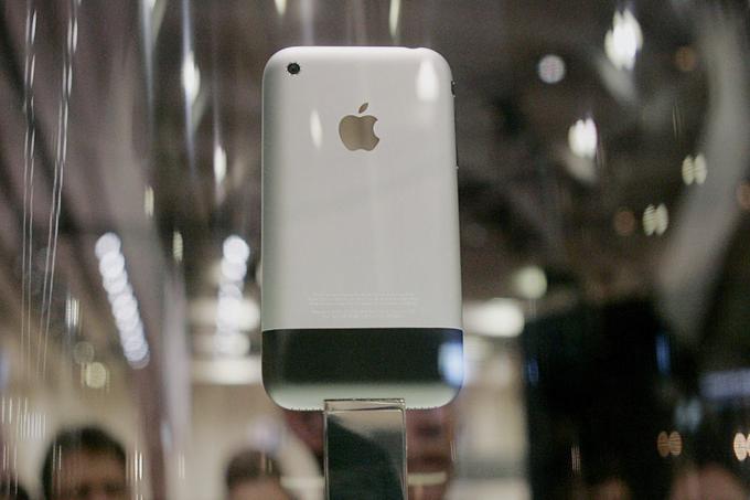 Tole je bil prvi iPhone. Apple ga je predstavil 9. januarja 2007. Klikni fotografijo za več informacij. | Foto: Reuters