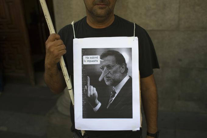 Na volitvah leta 2011 je v Španija prepričljivo zmagala Ljudska stranka, ki jo vodi Mariano Rajoy. Zaradi varčevalne politike je kmalu postal nepriljubljen pri številnih Špancih.  | Foto: Reuters