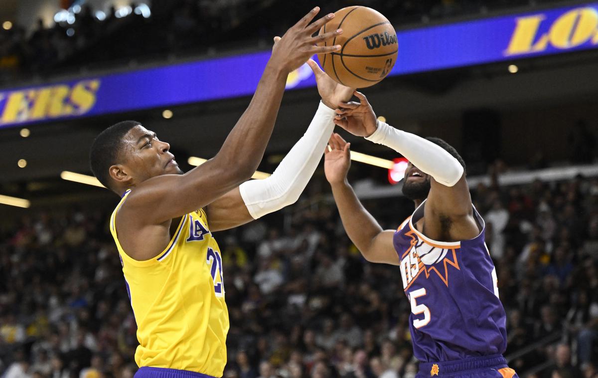 Lakers Phoenix | Los Angeles Lakers in Phoenix Suns so se merili na pripravljalni tekmi v dvorani Acrisure Arena v Palm Desertu. Tako sta se za žogo borila Rui Hachimura in Jared Butler. Jezerniki so zaigrali brez Luke Dončića, LeBrona Jamesa, Marcusa Smarta, Maxija Kleberja in Adouja Thiera. | Foto Reuters