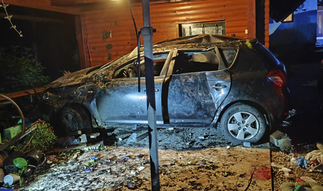 Huda prometna nesreča: 28-letni voznik v bolnišnici podlegel poškodbam