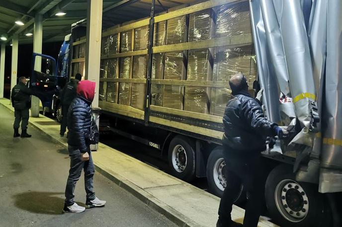 tobak | Pri pregledu tovora vozila je bilo odkritih 75 kartonastih škatel, ovitih v folijo, te so skupno vsebovale kar 11 ton drobno rezanega tobaka, ki sta ga omenjena tuja voznika nezakonito prevažala v smeri mesta Maribor.