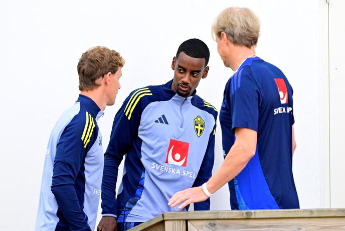 Alexander Isak oborožen z dobermanom za 30 tisoč funtov