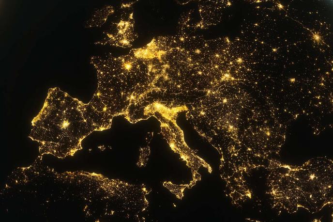 Evropa, Evropa iz Vesolja, Zemljevid Evrope | Morebitna ameriška tehnološka blokada bi lahko Evropo, ki je močno odvisna od storitev ameriških tehnoloških gigantov, zavila v digitalno temo. | Foto Shutterstock