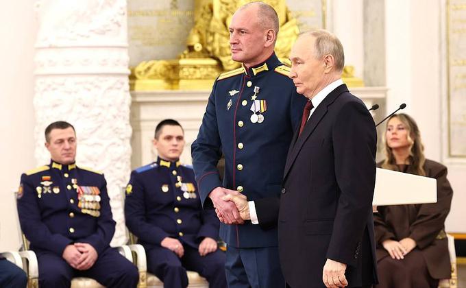 Vojna v Ukrajini Putinu omogoča, da lažje s trdo roko vlada Rusiji, hkrati pa se Rusom predstavlja kot branilec domovine. | Foto: Guliverimage
