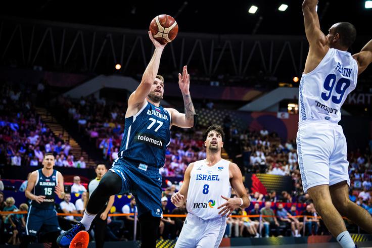 Dončić je proti Izraelu dosegel kar 37 točk. | Foto: FIBA