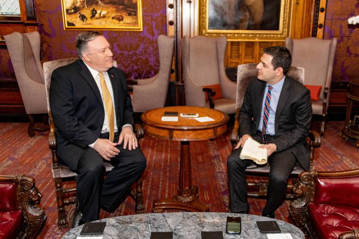 Sohrab Ahmari (desno) maja 2019 v pogovoru s takratnim ameriškim zunanjim ministrom Mikom Pompeom. | Foto: Guliverimage