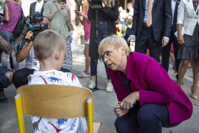 Prvi šolski dan | Šolski prag bo letos prvič prestopilo 20.716 prvošolcev, prvošolčke v OŠ Komenda Moste je pozdravila tudi predsednica republike Nataša Pirc Musar.  | Foto Ana Kovač