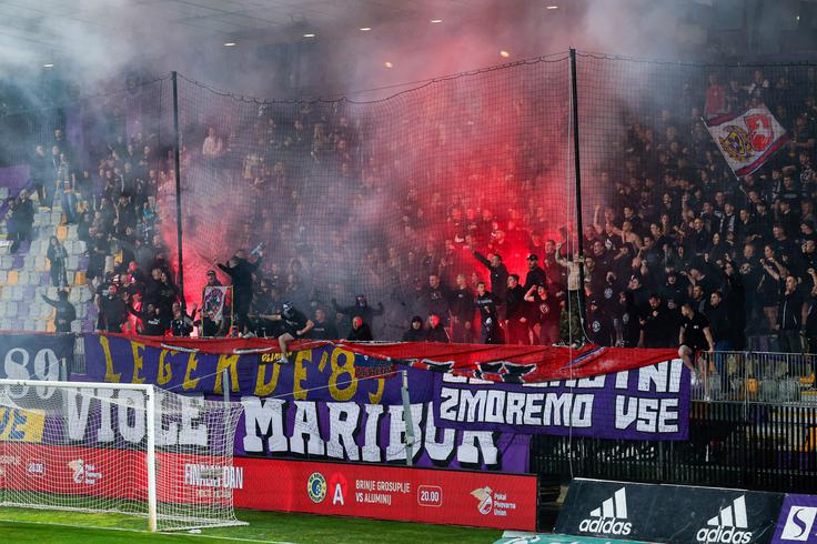 Viole so dale vedeti, da z zadnjim dogajanjem v klubu niso zadovoljne. | Foto: Aleš Fevžer