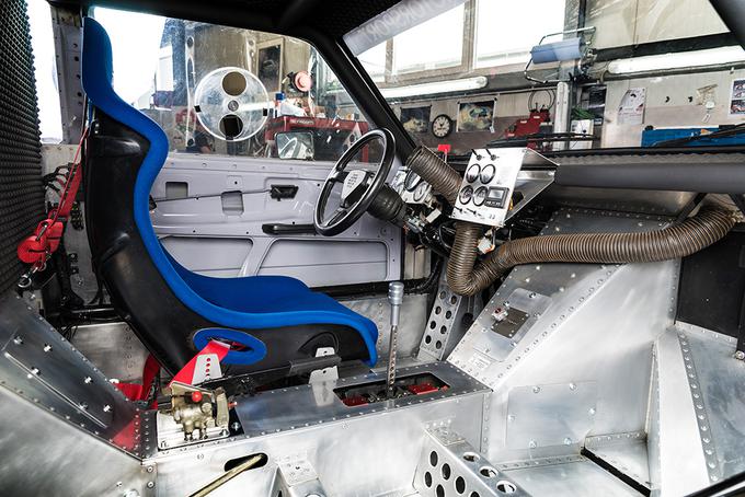 Špartanska potniška kabina, kjer se je temperatura med dirko dvignila do 60 stopinj Celzija. | Foto: Volkswagen