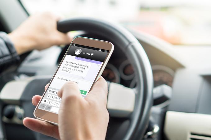 V več kot tretjini držav v Evropi je telefoniranje med vožnjo prepovedano, ne samo s telefonom, temveč tudi s slušalkami Bluetooth.  | Foto: Getty Images